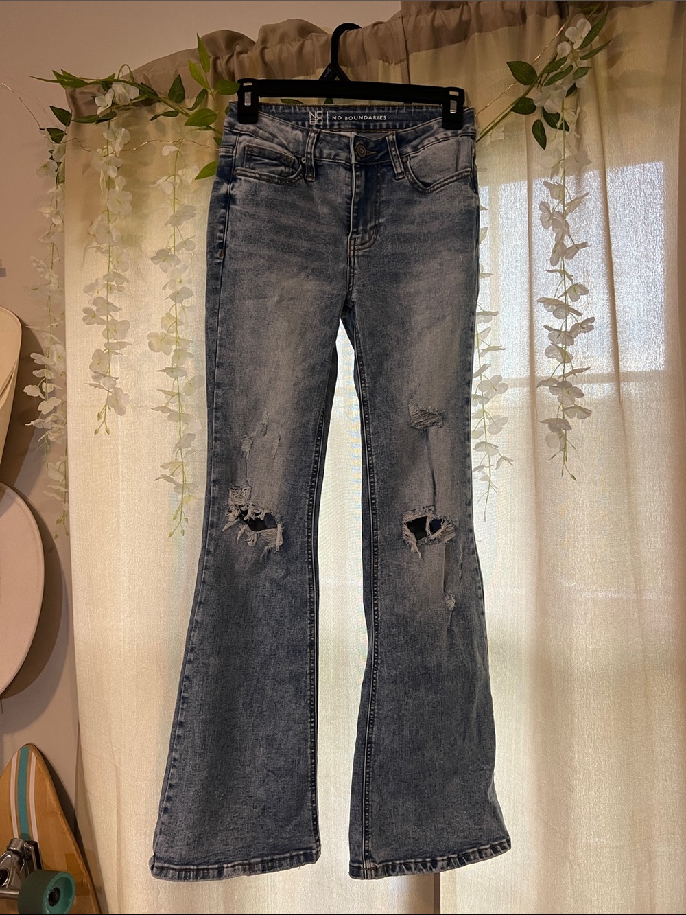 No Boundaries Women's Distressed Flare Jeans - Faded Blue
